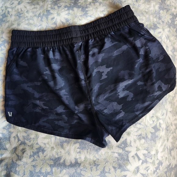 Vuori Women's Clementine Shorts Size Medium - Picture 2 of 5